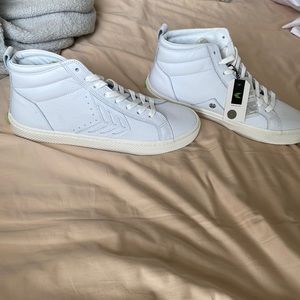 Cariuma tennis shoes